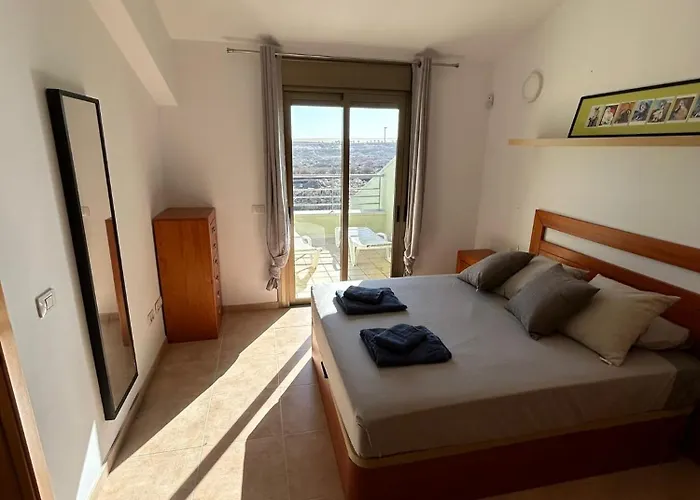 Montana Roja Patios El Médano